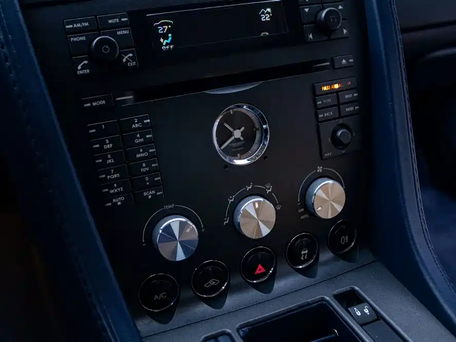 Aston Martin V8 Vantage 2009 — фото 13