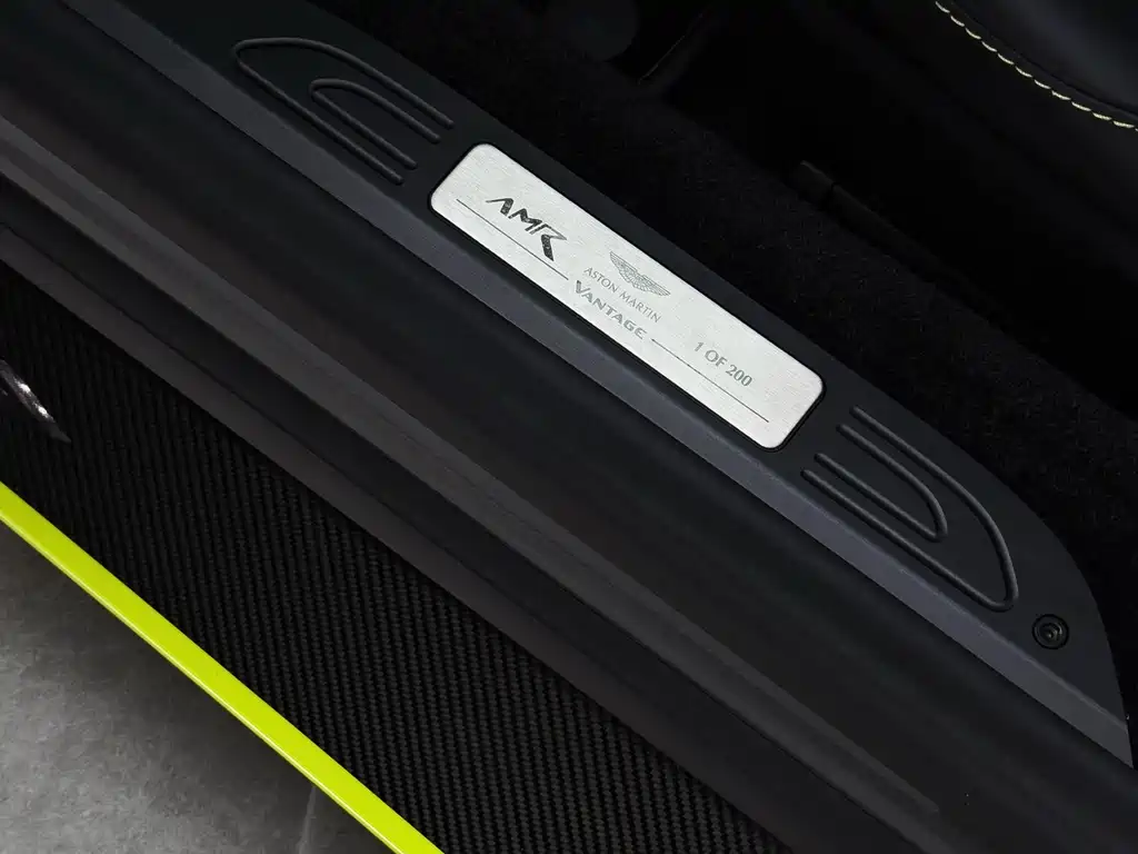 Aston Martin V8 Vantage 2021 — фото 10