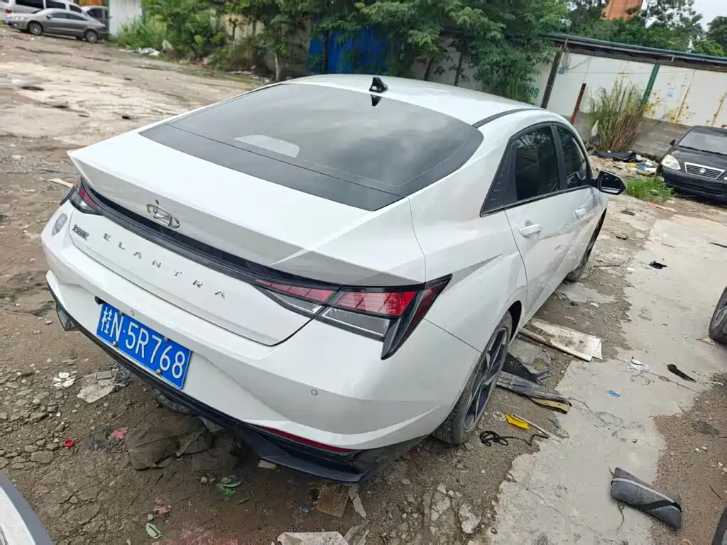 Hyundai Elantra 2023 — фото 12