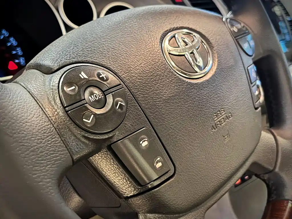 Toyota Sequoia 2011 — фото 18