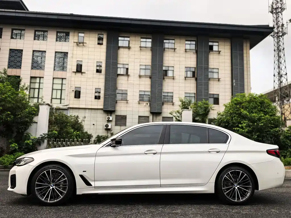 BMW 5 Series 2021 — фото 9