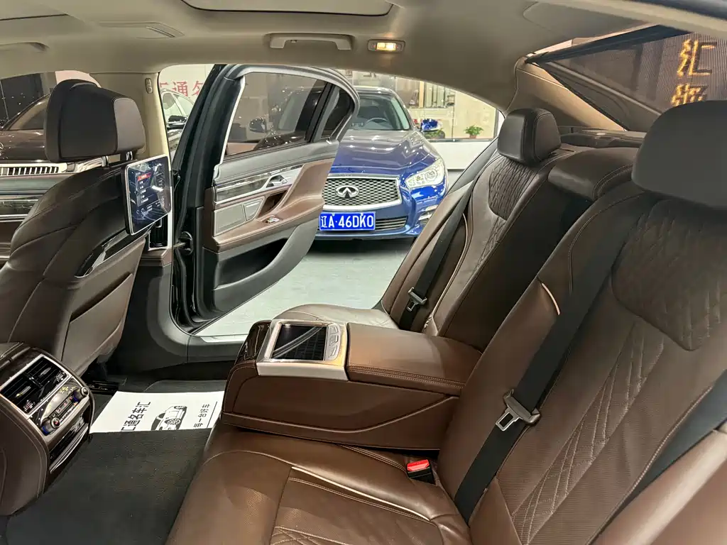 BMW 7 Series 2016 — фото 13