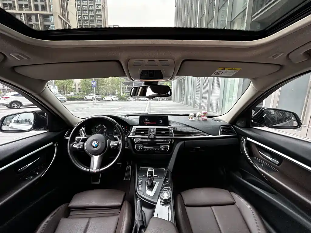 BMW 3 Series 2018 — фото 11