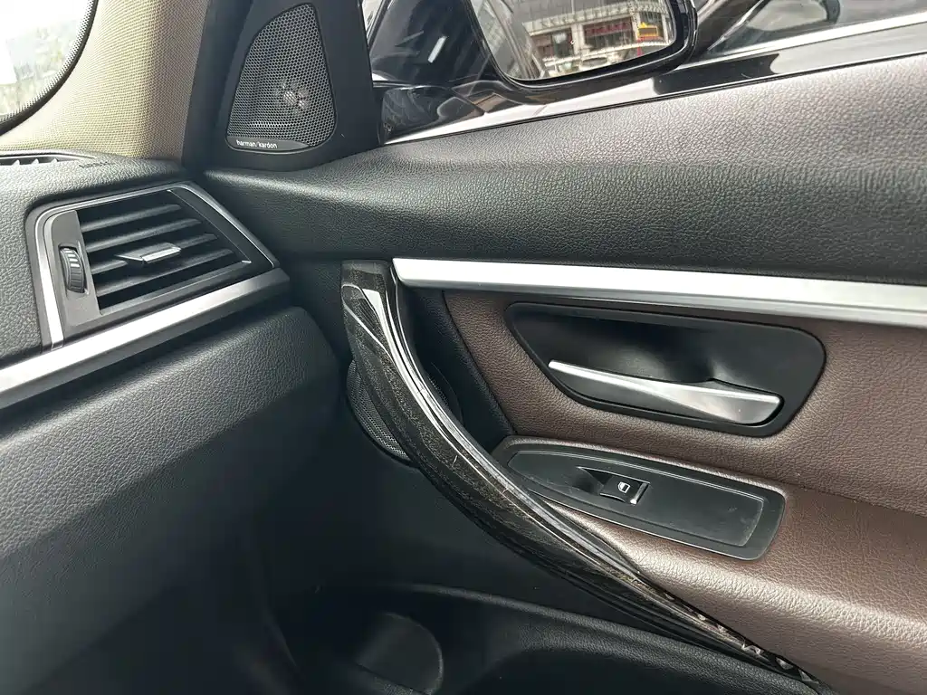 BMW 3 Series 2018 — фото 19