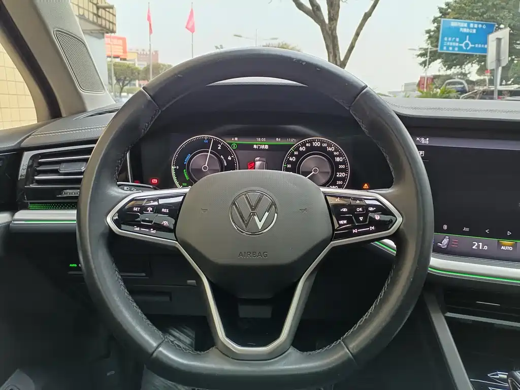 Volkswagen Touareg New Energy 2021 — фото 13