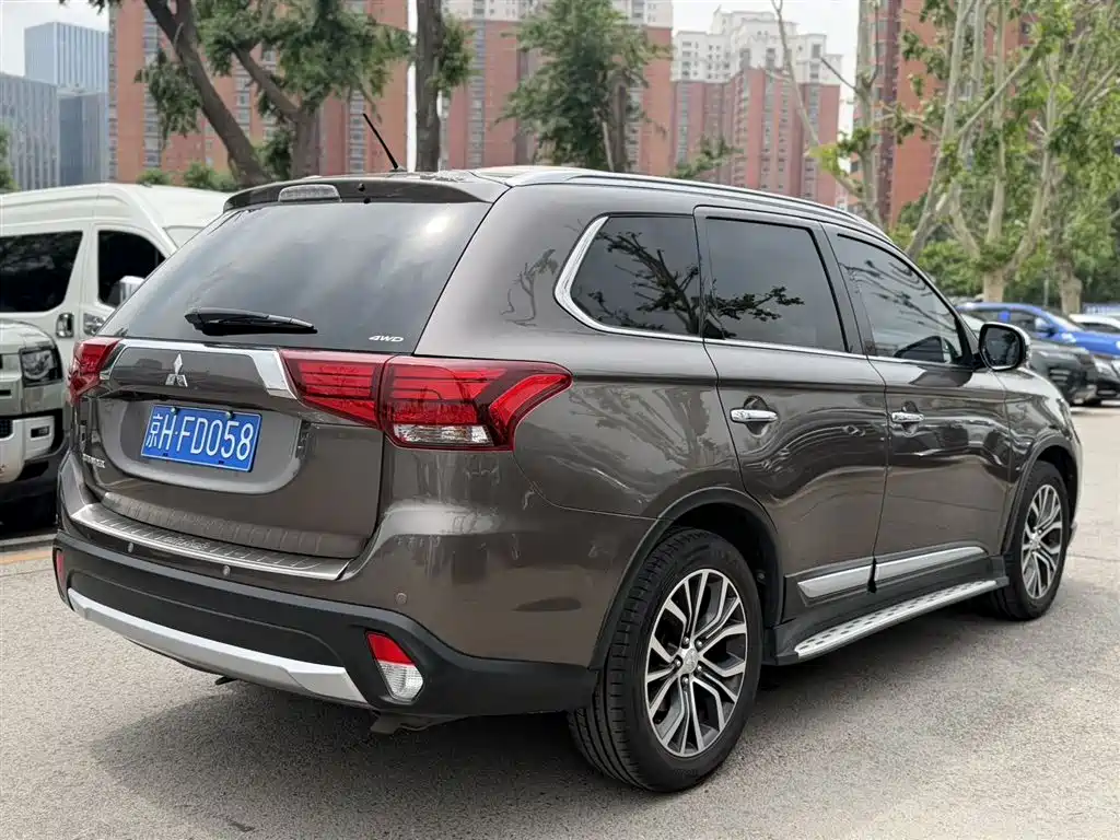 Mitsubishi Outlander 2016 — фото 11