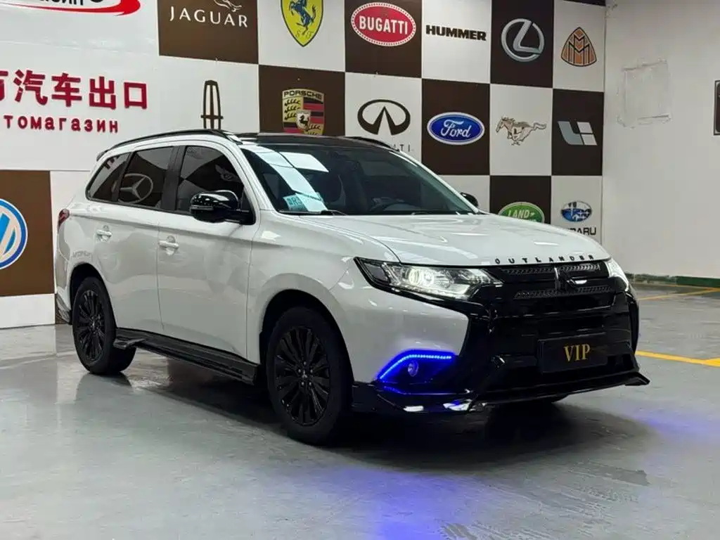 Mitsubishi Outlander 2022 — фото 3
