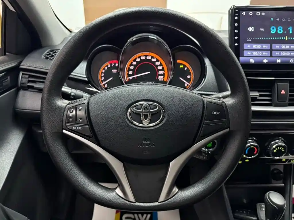 Toyota Yaris L 2022 — фото 11