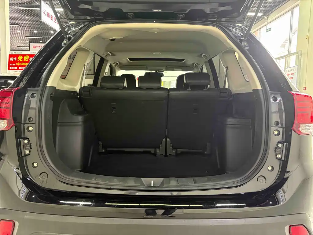 Mitsubishi Outlander 2017 — фото 16