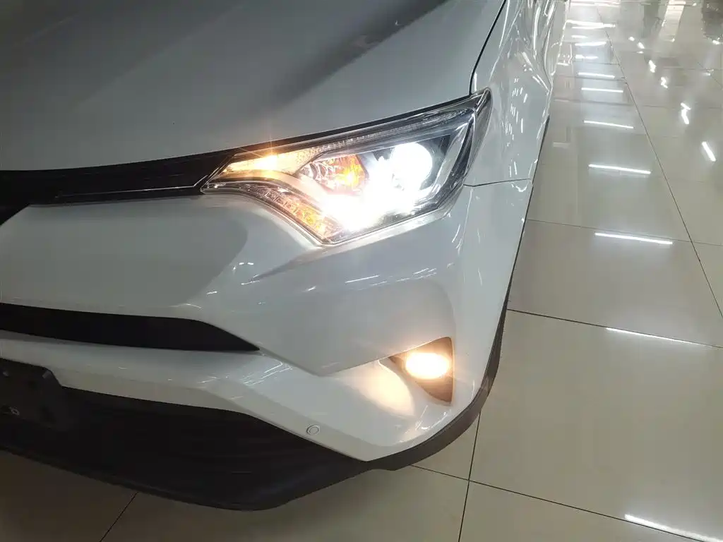 Toyota RAV4 2019 — фото 3