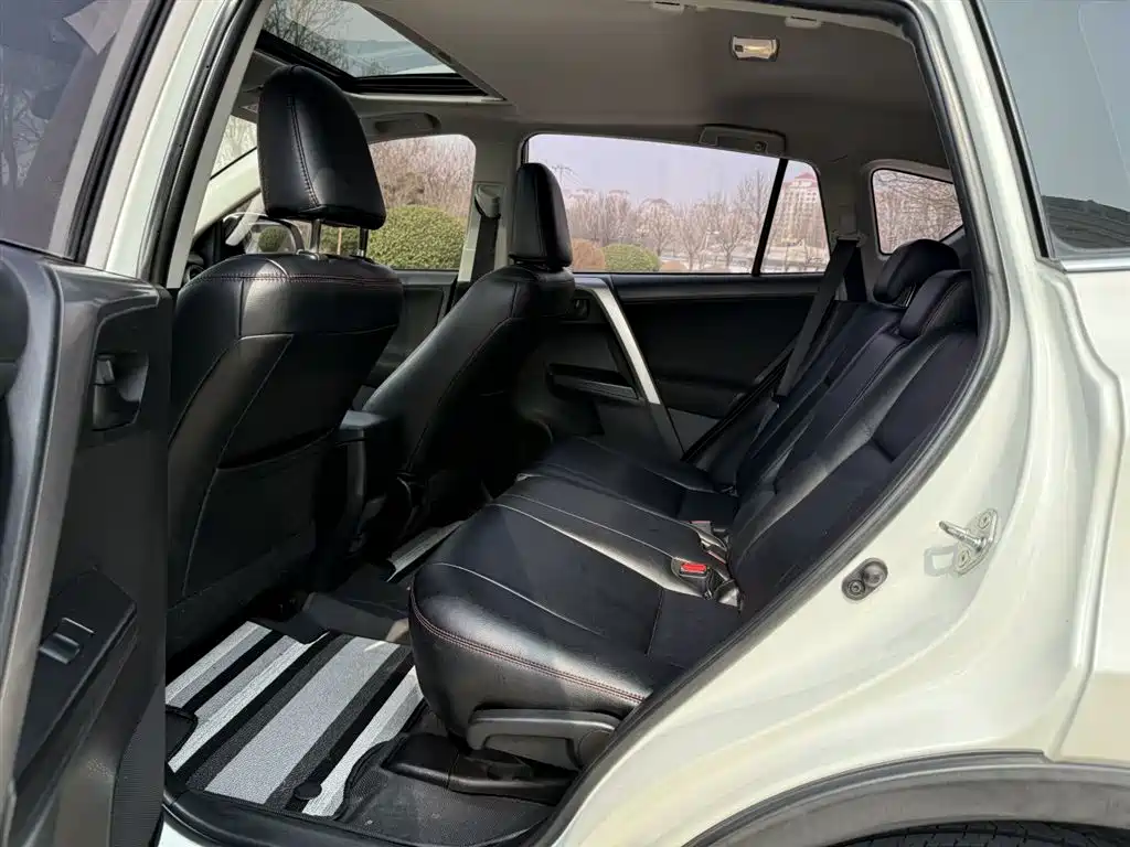 Toyota RAV4 2019 — фото 23