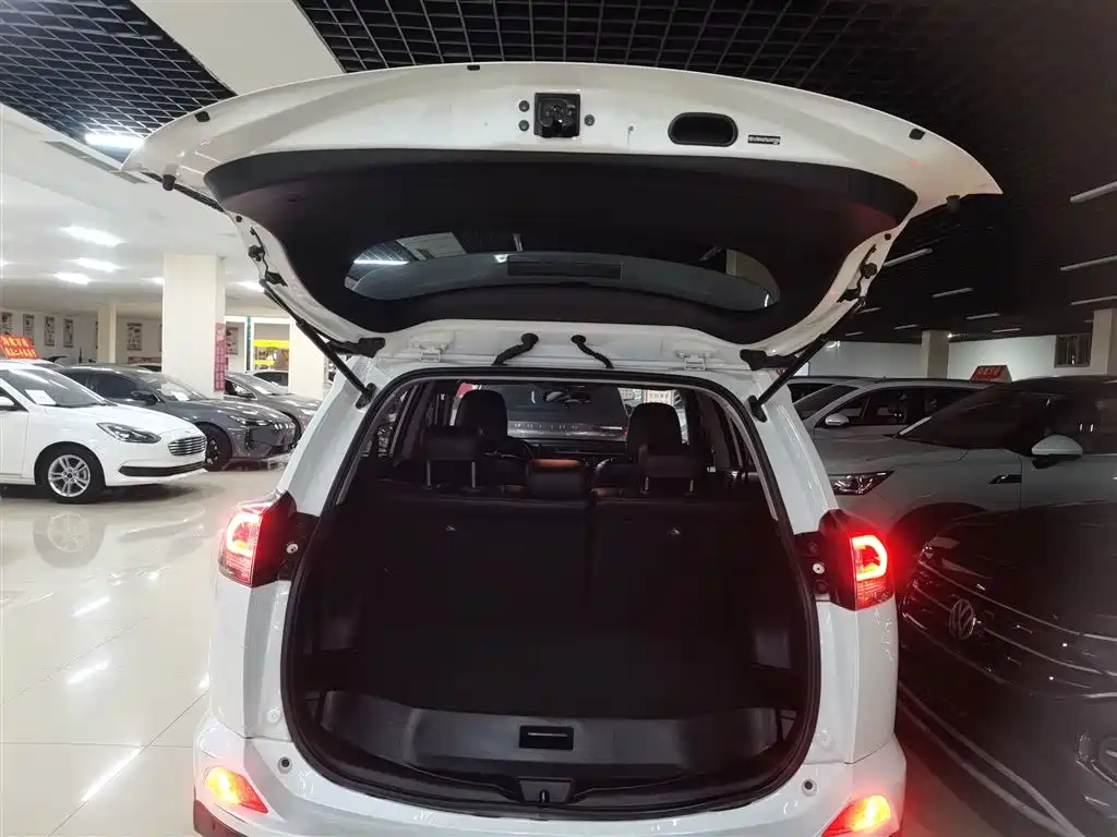 Toyota RAV4 2019 — фото 18