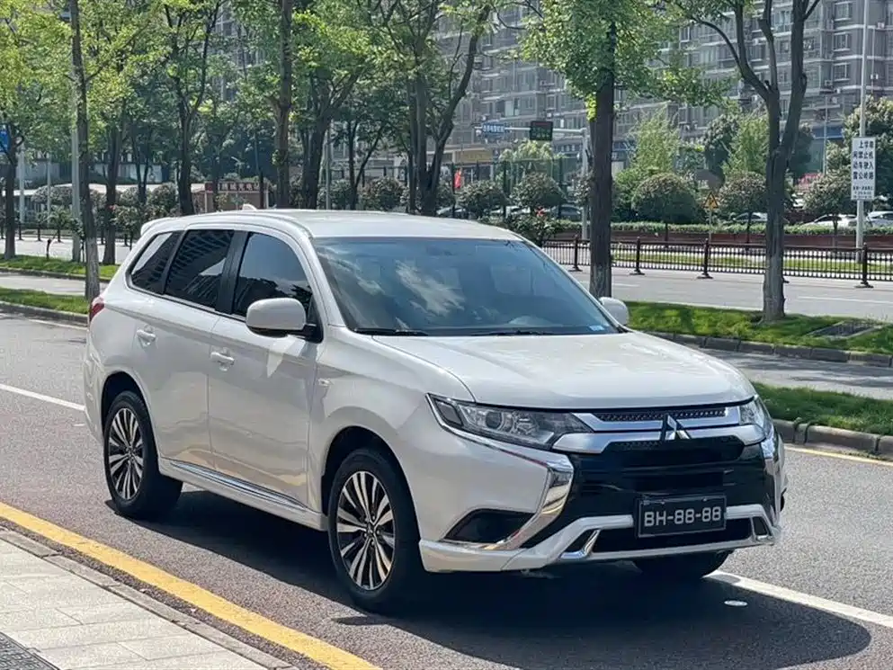 Mitsubishi Outlander 2023 — фото 2