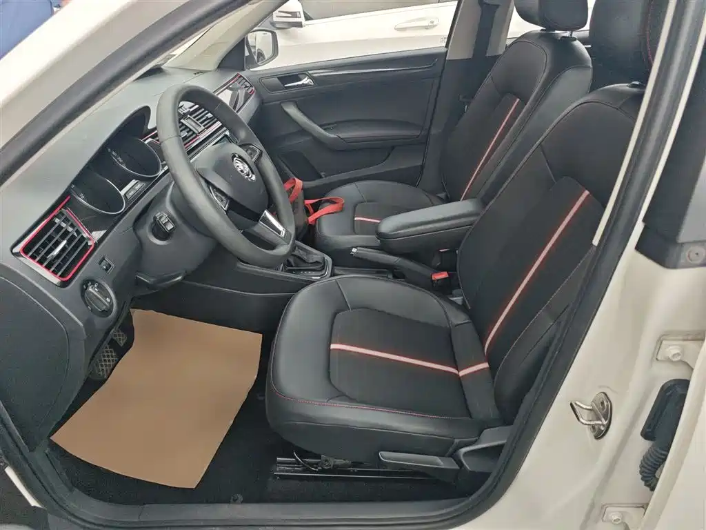 Skoda Rapid Spaceback 2020 — фото 11