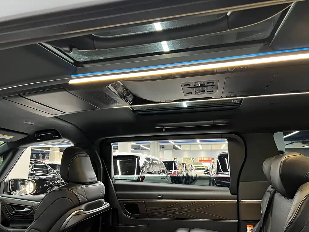 Toyota Vellfire 2023 — фото 9