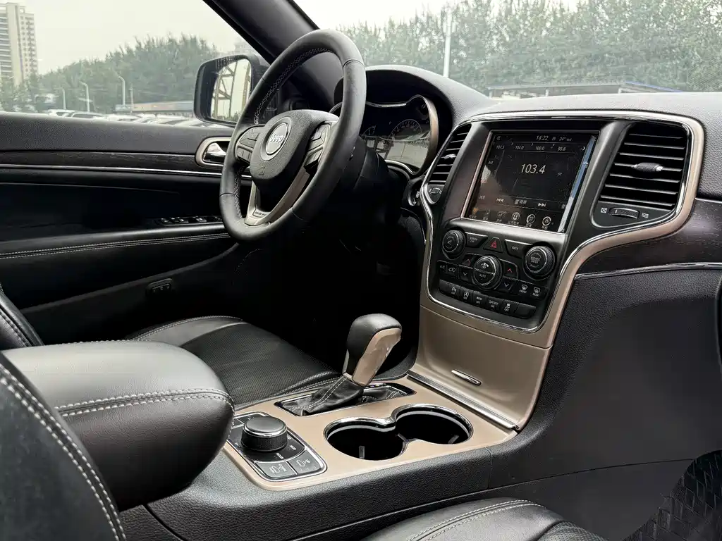 Jeep Grand Cherokee 2018 — фото 21