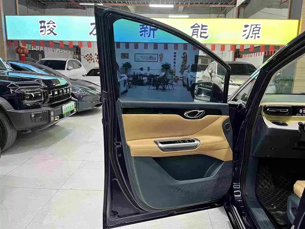 GAC Motor E8 PHEV 2024 — фото 20