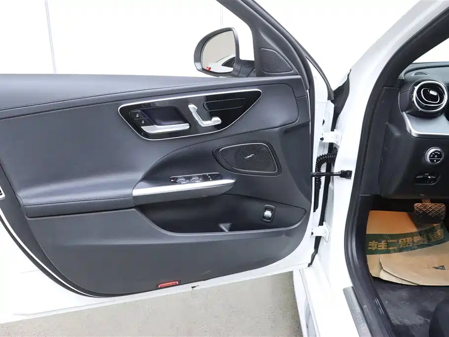 Mercedes-Benz C-Class 2023 — фото 12