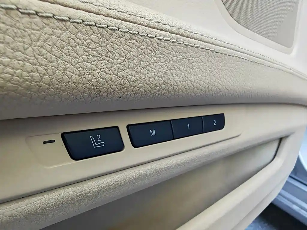 BMW 7 Series 2012 — фото 11
