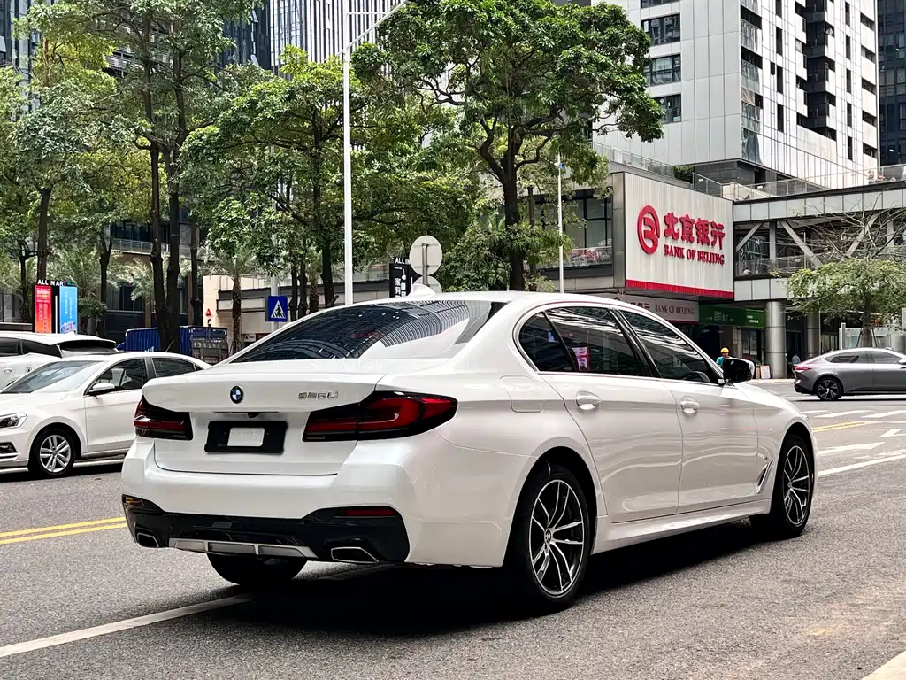 BMW 5 Series 2021 — фото 13