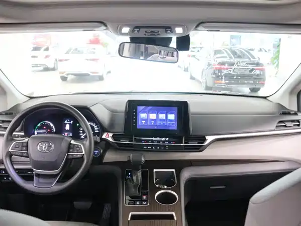 Toyota Granvia 2023