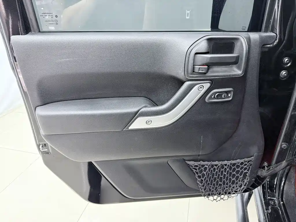Jeep Wrangler 2014 — фото 11