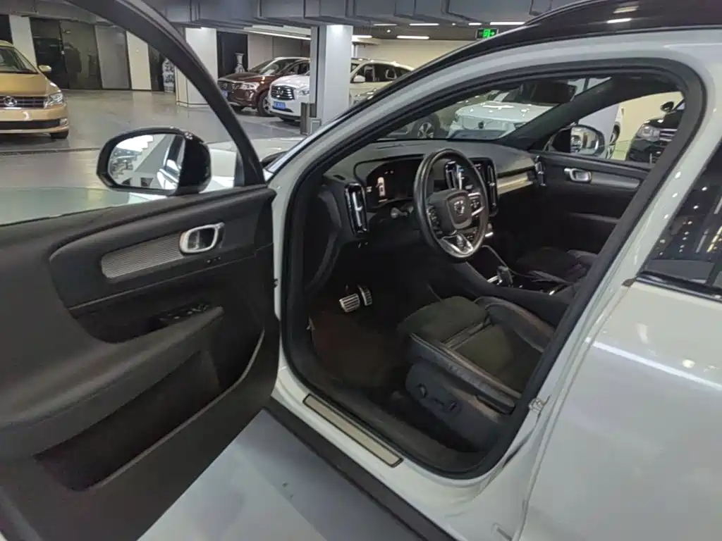 Volvo XC40 New Energy 2021 — фото 16