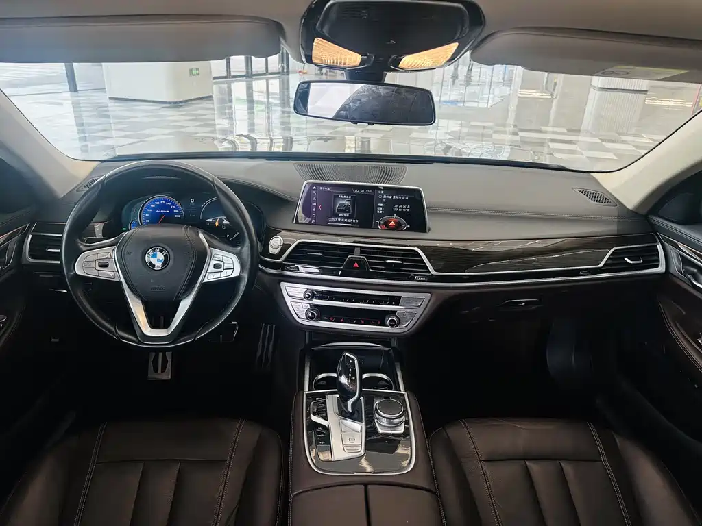 BMW 7 Series 2018 — фото 13