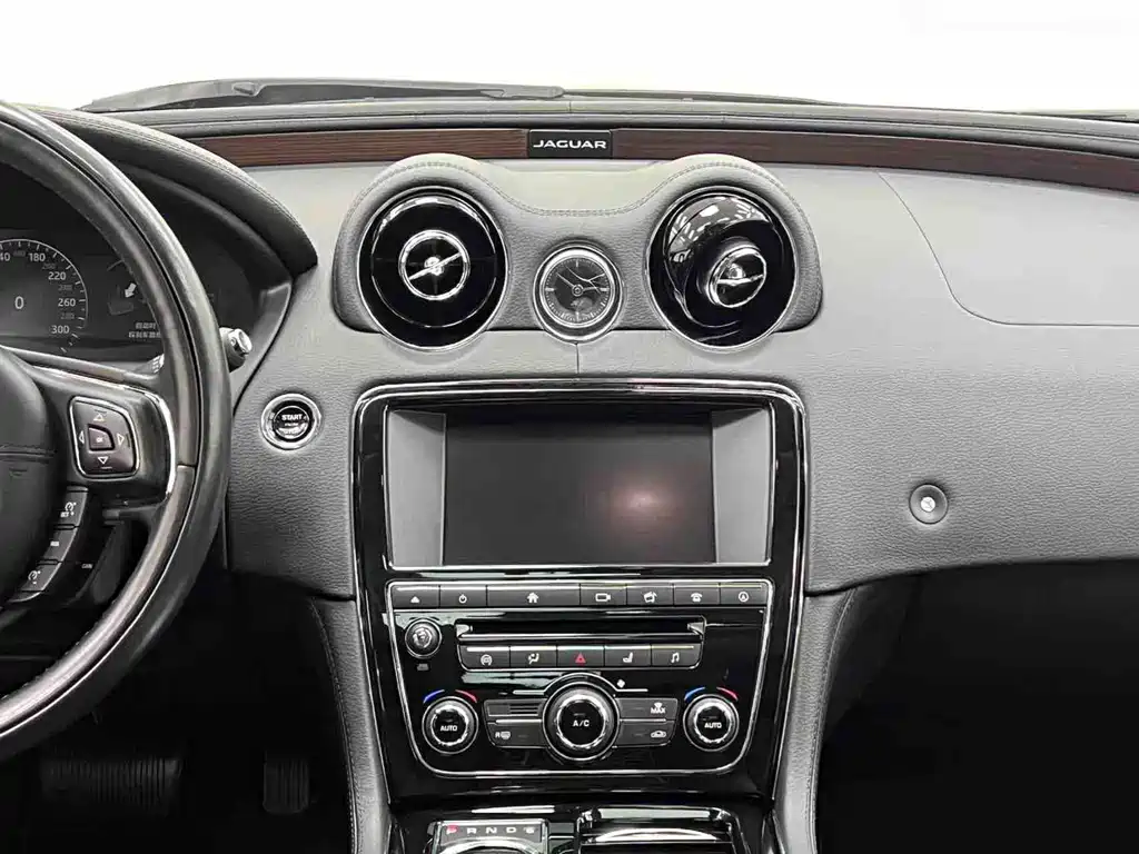 Jaguar XJ 2016 — фото 16