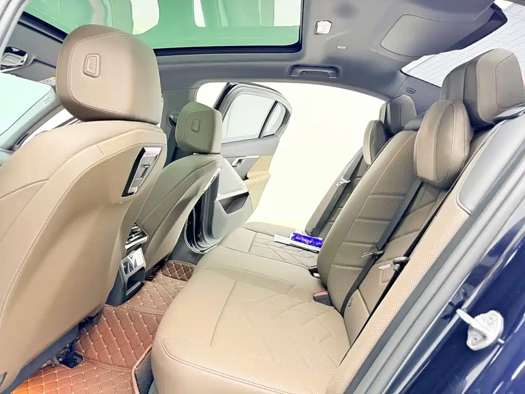 BMW 5 Series 2025 — фото 12