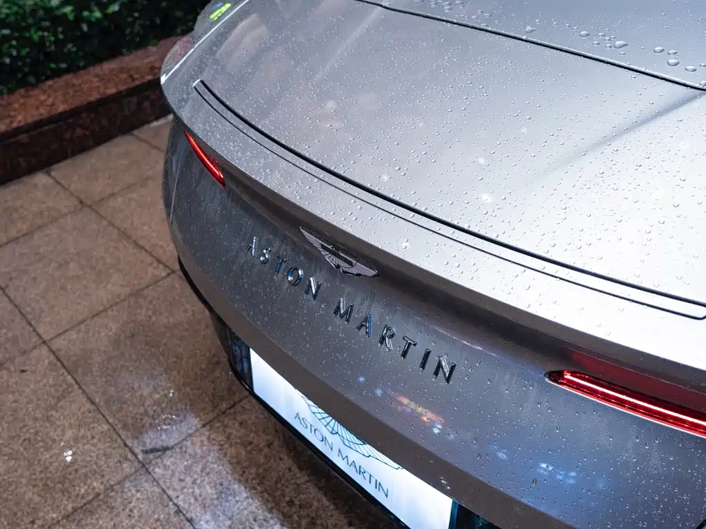Aston Martin DB11 2023 — фото 13