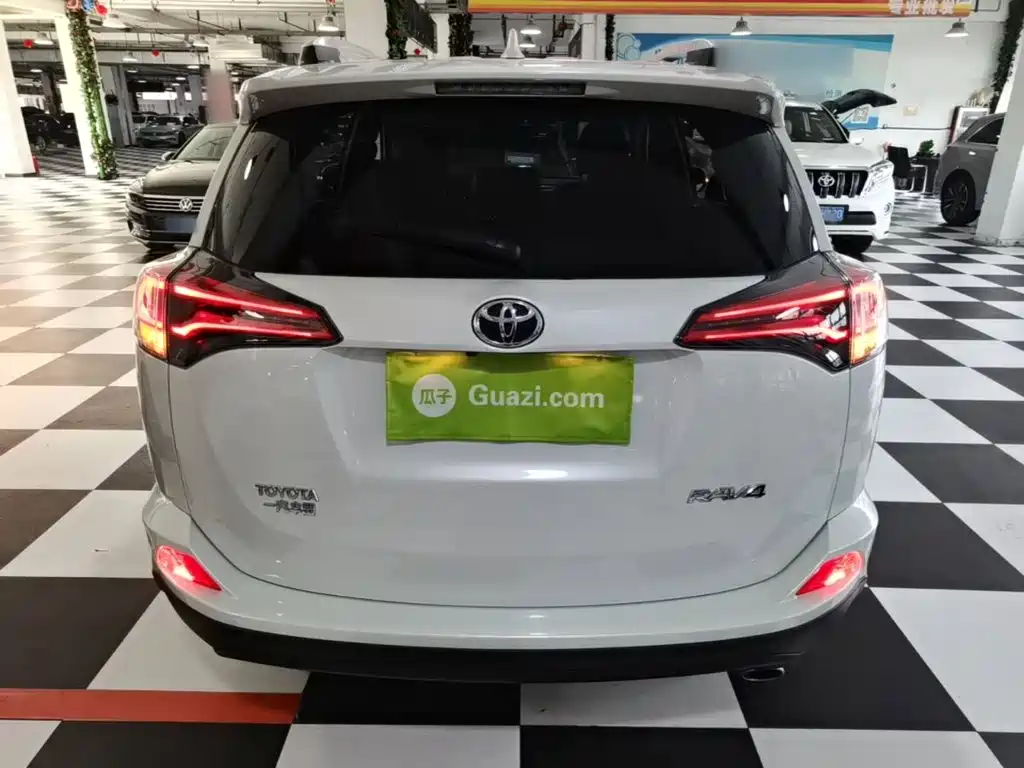 Toyota RAV4 2019 — фото 6