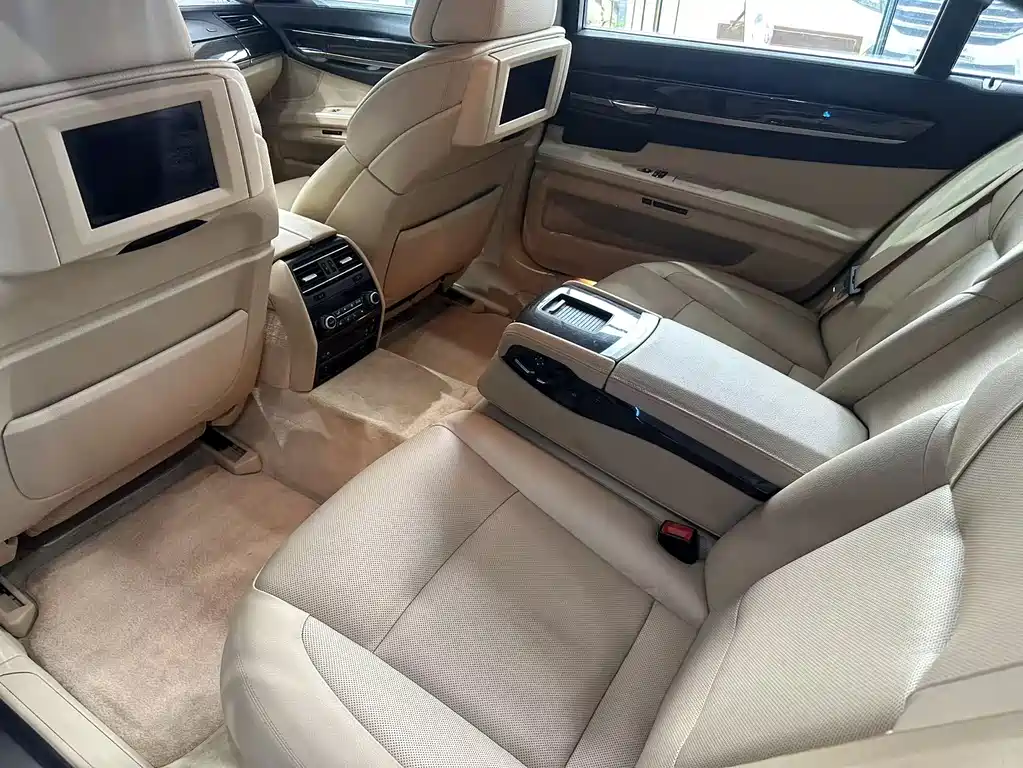 BMW 7 Series 2010 — фото 10