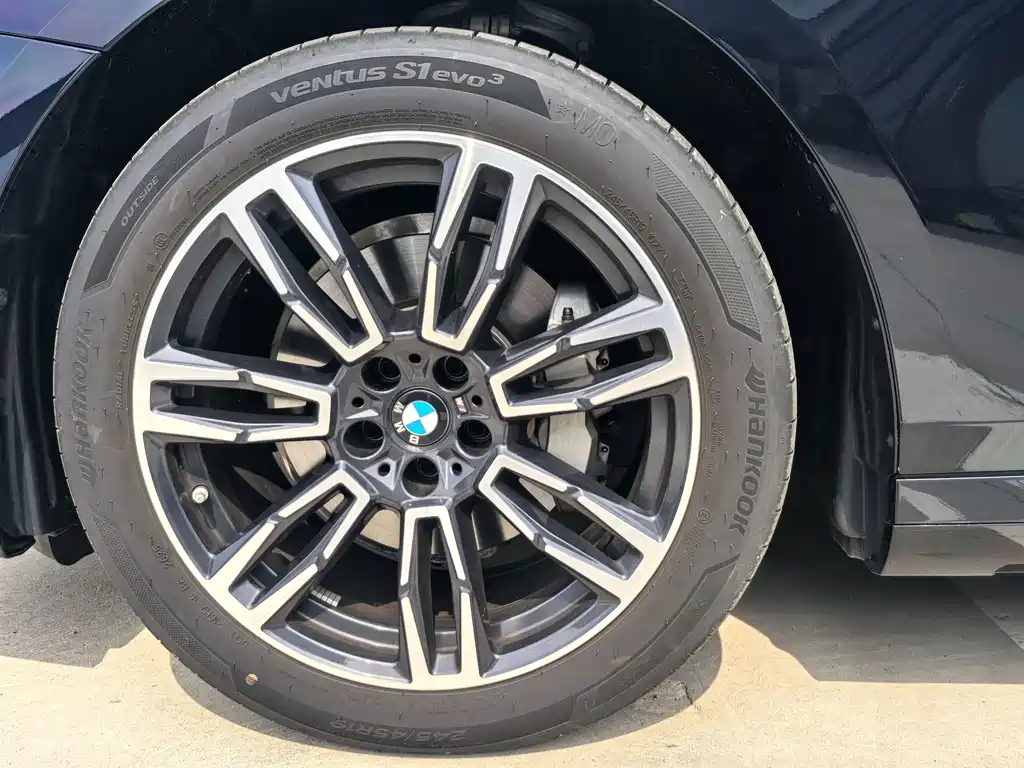 BMW 5 Series 2025 — фото 10