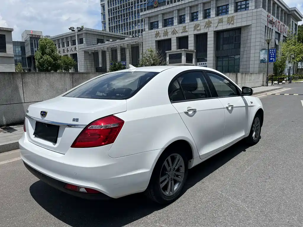 Geely Emgrand 2017 — фото 14