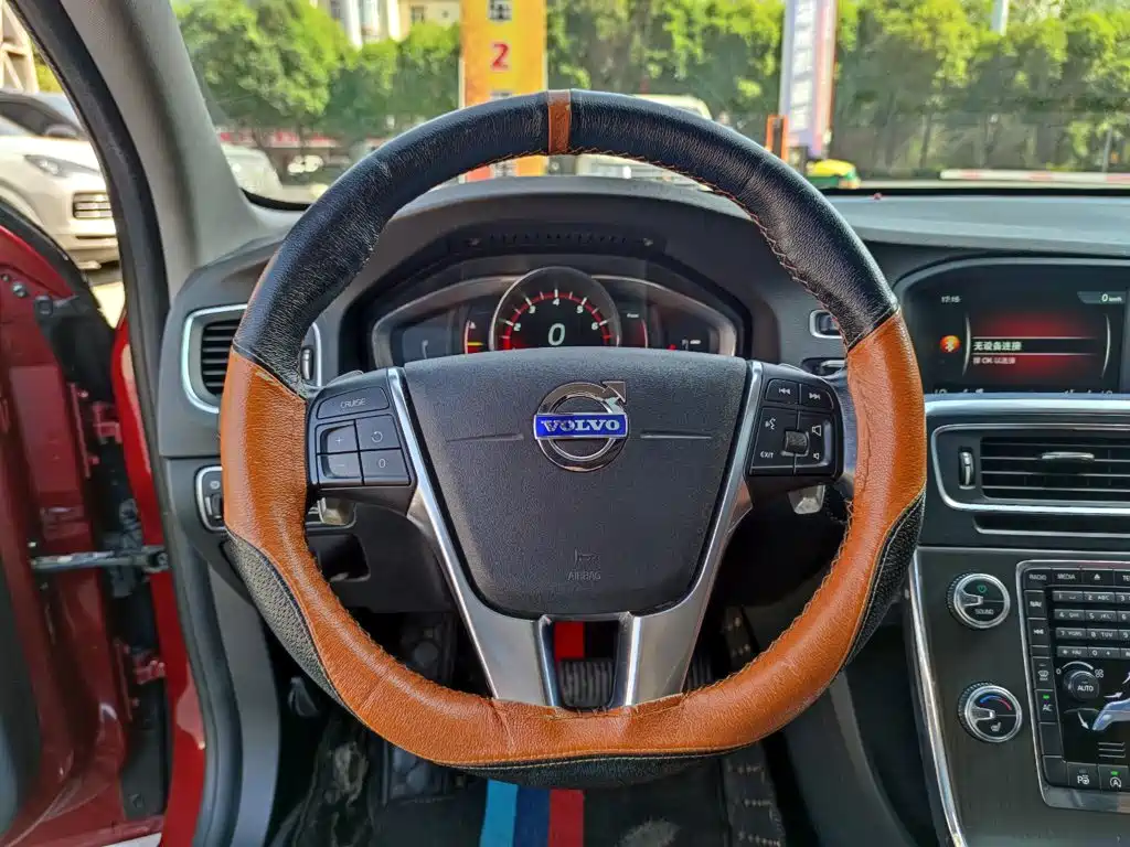 Volvo V60 2015 — фото 12