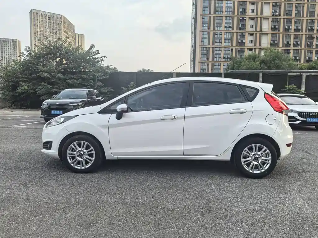 Ford Fiesta 2015 — фото 3