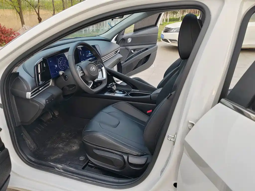 Hyundai Elantra 2023 — фото 13
