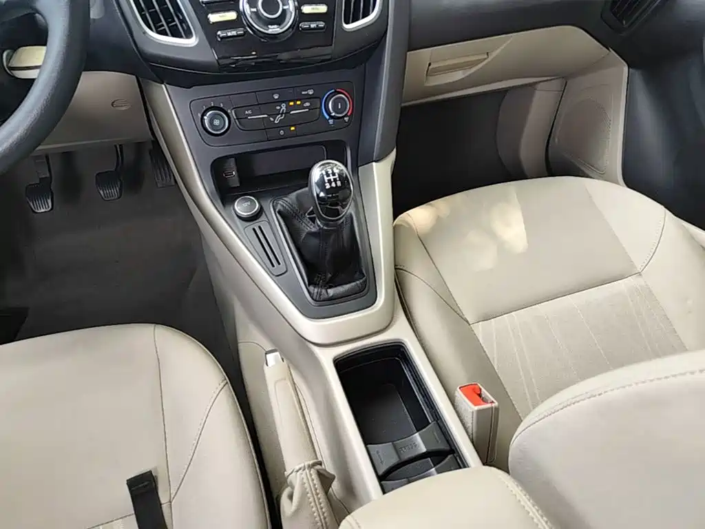 Ford Focus 2018 — фото 14