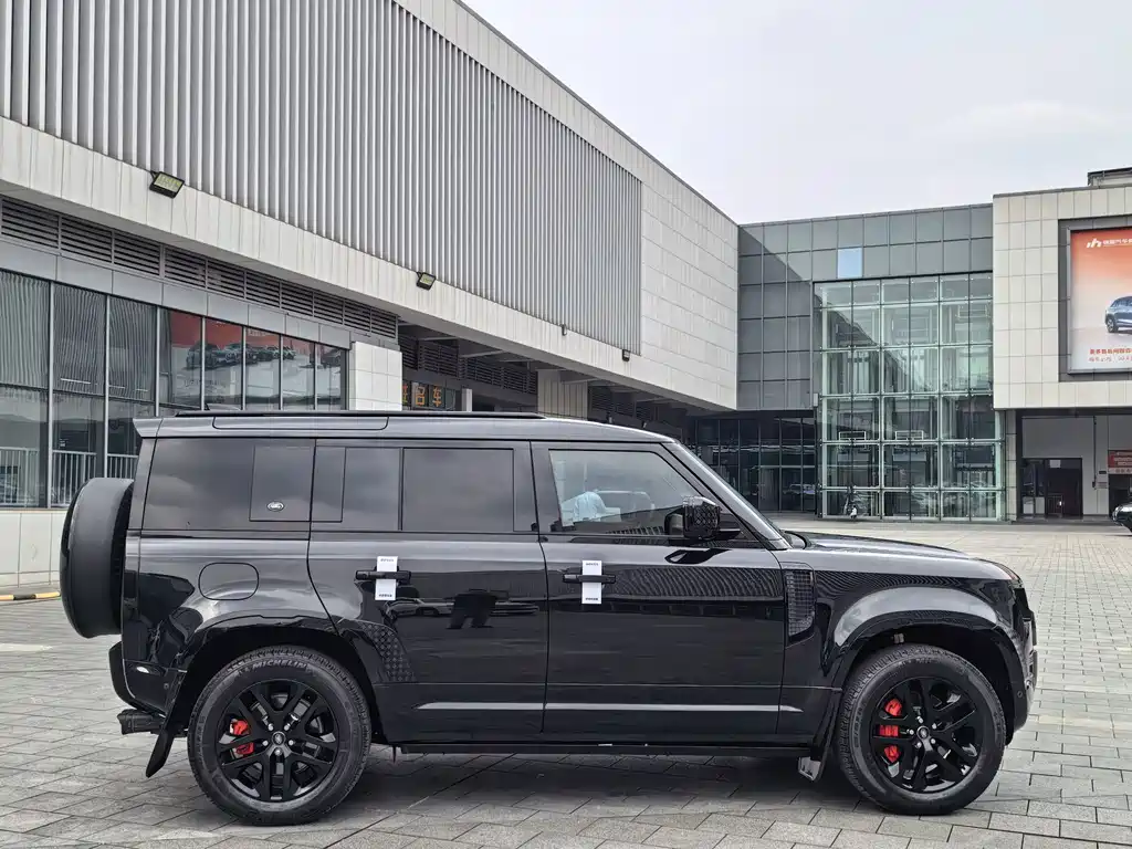 Land Rover Defender 2024 — фото 16