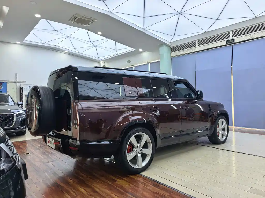 Land Rover Defender 2024 — фото 16