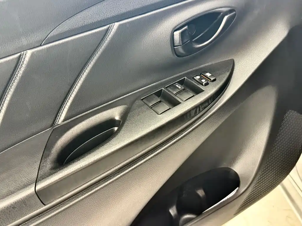 Toyota Yaris L 2017 — фото 11