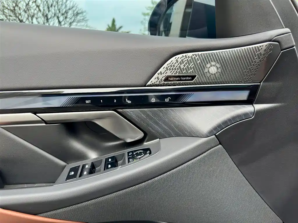 BMW 5 Series 2025 — фото 18