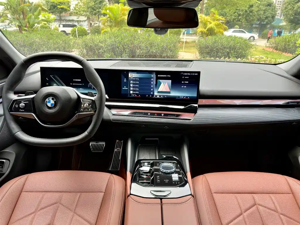BMW 5 Series 2025 — фото 11