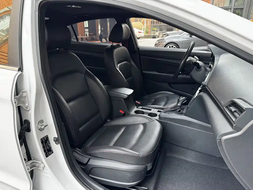 Hyundai Elantra 2020 — фото 21