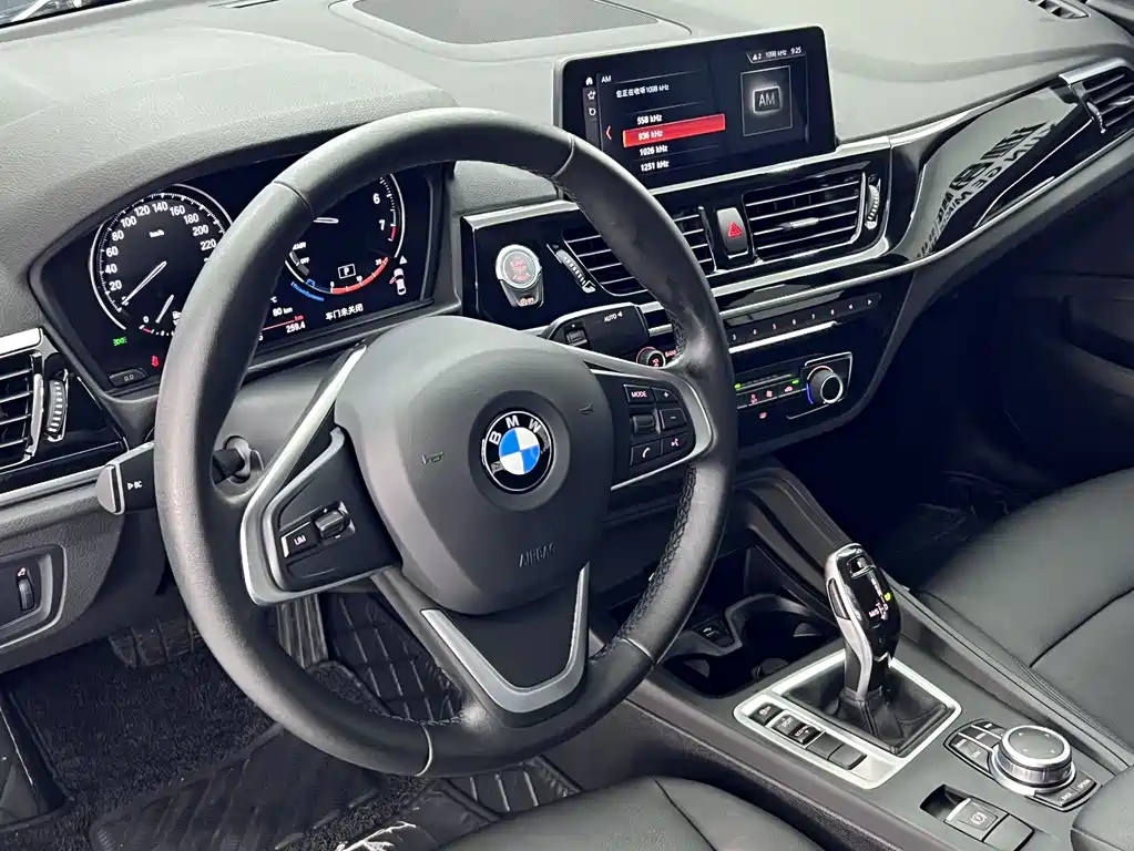 BMW 1 Series 2021 — фото 10
