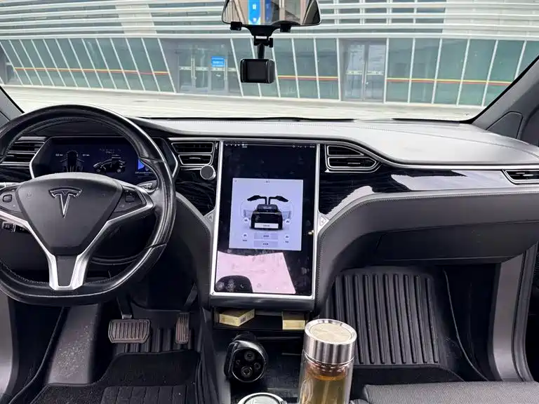 Tesla Model X 2017 — фото 9