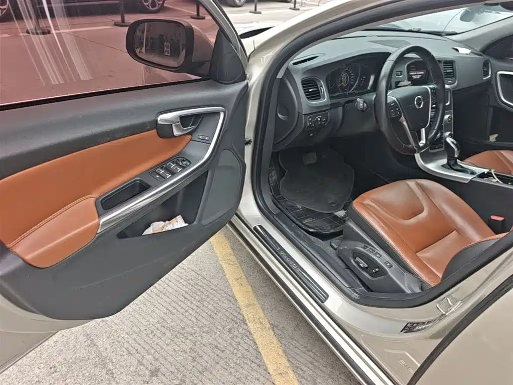 Volvo S60 2018 — фото 16
