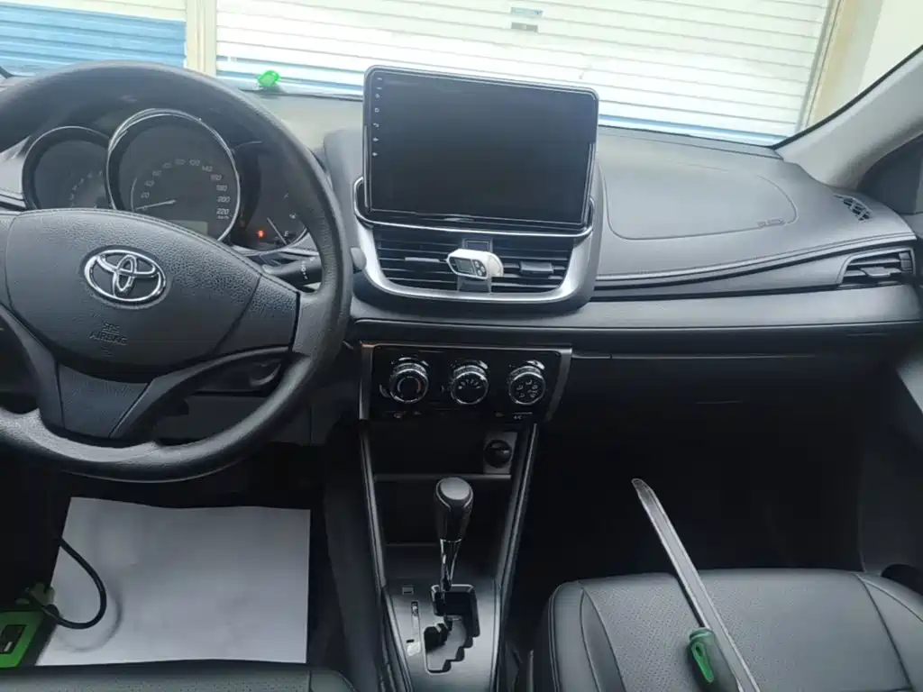Toyota Yaris L 2021 — фото 13