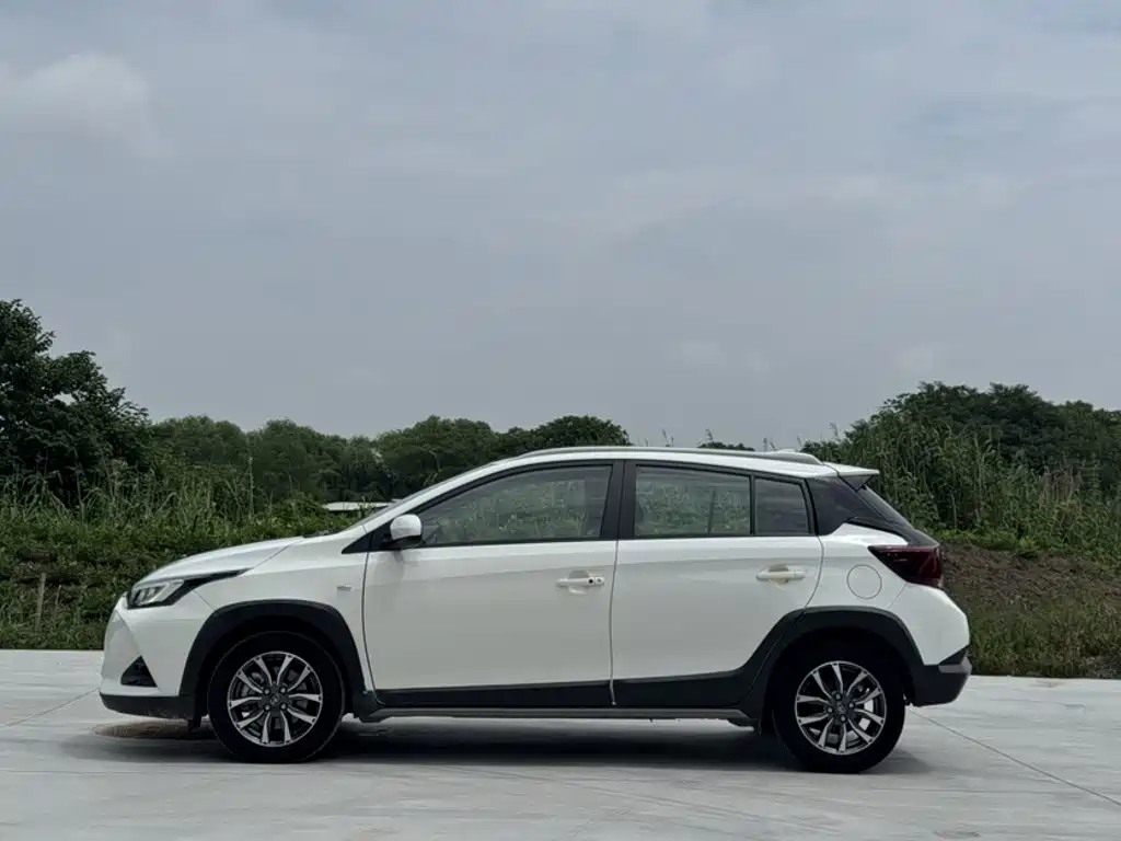 Toyota Yaris L 2022 — фото 16